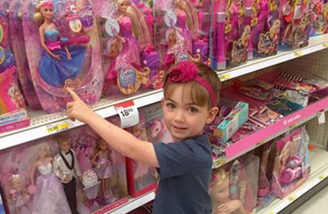 garoto-comprar-barbie