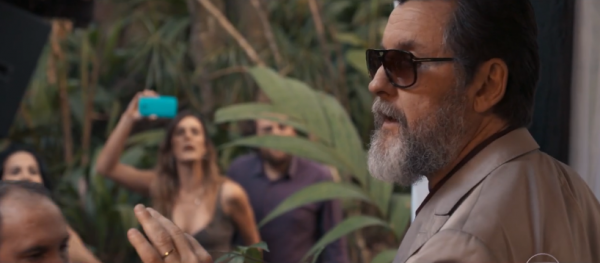 A ninfeta Sara (Priscila Steinman) inclusive está lá e, como de praxe, FILMA.
