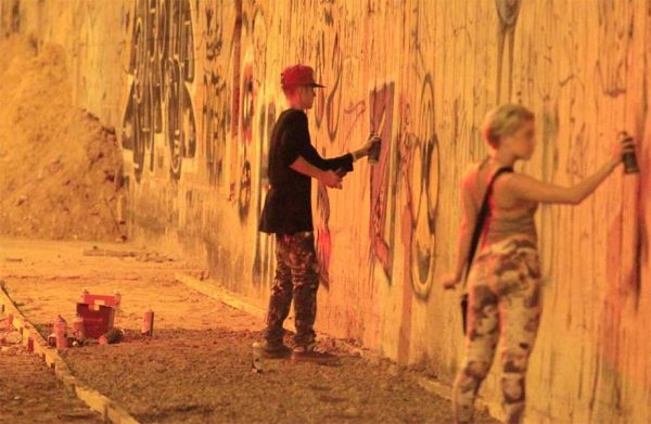 bieber-pichando-muro
