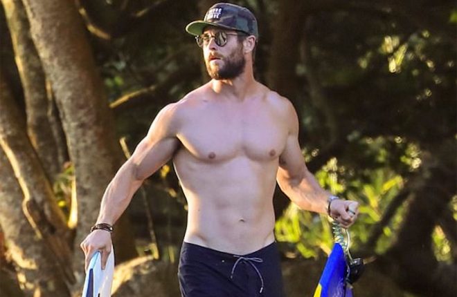 chris-hemsworth-sem-camisa-praia