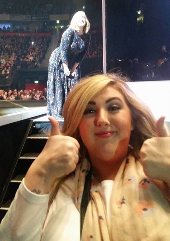 adele-photobombs-fan