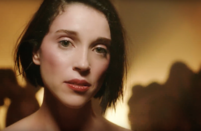 St. Vincent no clipe de "Fast Slow Disco" (Reprodução)