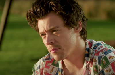 Harry Styles no clipe de "Watermelon Sugar" (Reprodução)