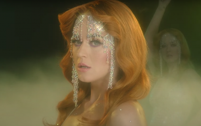 Katy Perry no clipe de “Champagne Problems” (Reprodução)