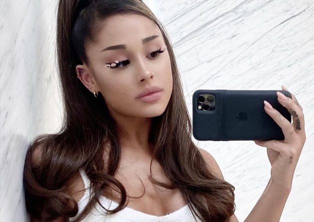 Ariana Grande em foto em frente ao espelho (Reprodução)