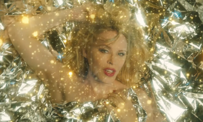 Kylie em cena do clipe de "Say Something" (Reprodução)