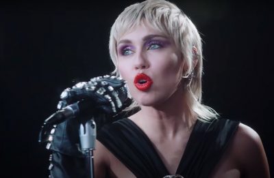 Miley Cyrus no clipe de "Midnight Sky" (Reprodução)