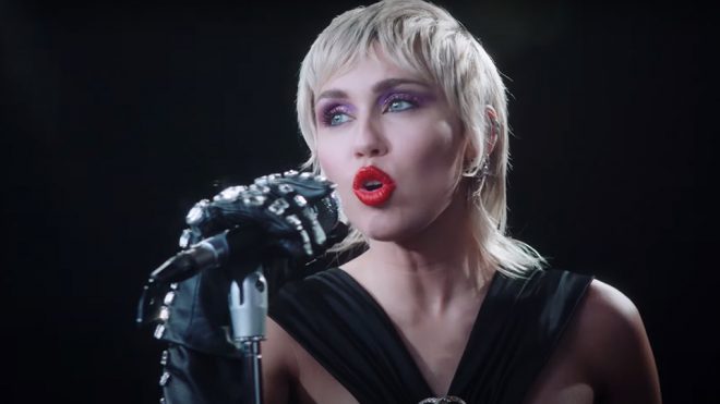 Miley Cyrus no clipe de "Midnight Sky" (Reprodução)