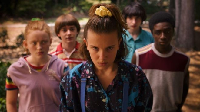 Millie Bobby Brown e elenco de "Stranger Things" (Reprodução)