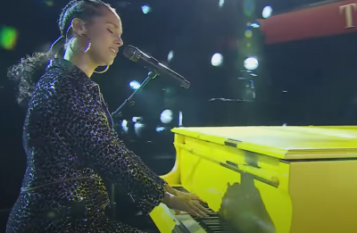 Alicia tocando piano em apresentação (Foto: Reprodução)