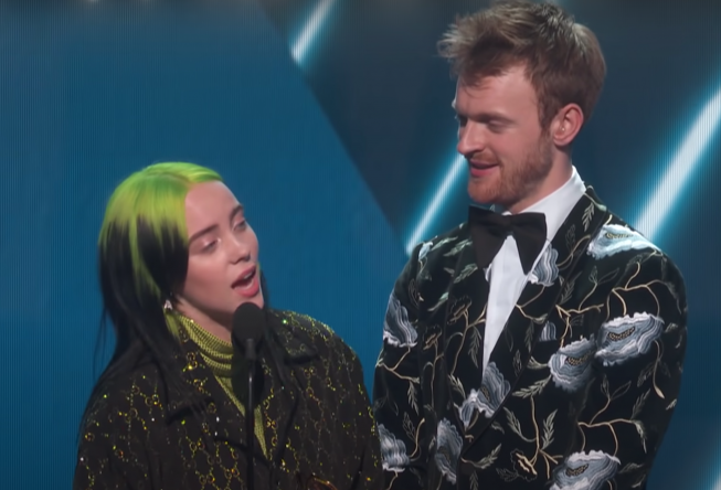 Billie Eilish e Finneas no palco do Grammy 2020 (Reprodução)