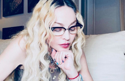 Madonna lendo roteiro prévio de cinebiografia (Reprodução)