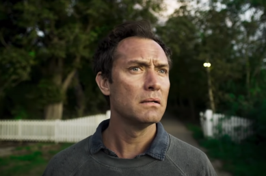 Jude Law em cena de "The Third Day" (Reprodução)