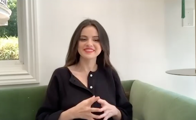 Selena Gomez durante entrevista para Variety (Reprodução)