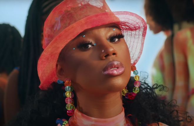 Malía em cena do clipe "Mexe" (Reprodução)