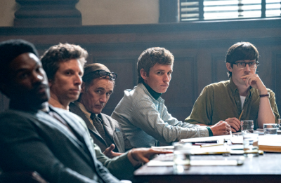Eddie Redmayne e mais atores em cena do filme "Os 7 de Chicago"(Reprodução)