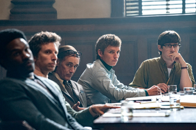Eddie Redmayne e mais atores em cena do filme "Os 7 de Chicago"(Reprodução)