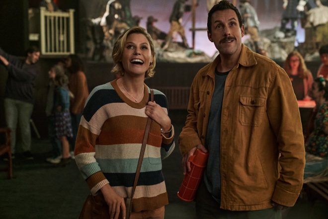 Julie Bowen e Adam Sandler em cena de "O Halloween do Hubie" (Divulgação)