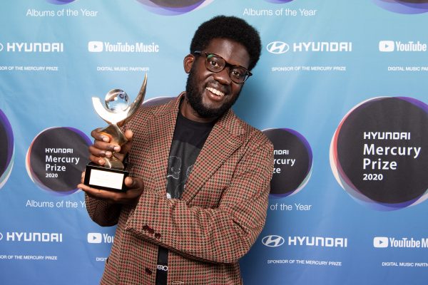 Michael Kiwanuka recebe o prêmio Mercury Prize (Getty Images)