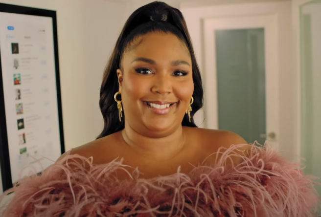 Lizzo durante entrevista em sua casa (Foto: Reprodução)