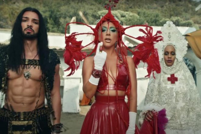 Sia Zami, Lady Gaga e Nicole Montgomery no clipe de "911" (Reprodução)