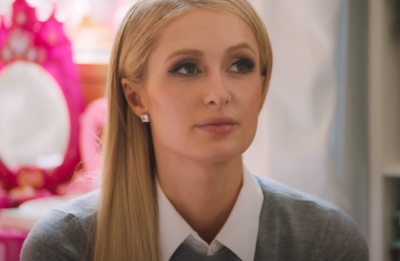 Paris Hilton durante gravação do doc (Foto: Reprodução)