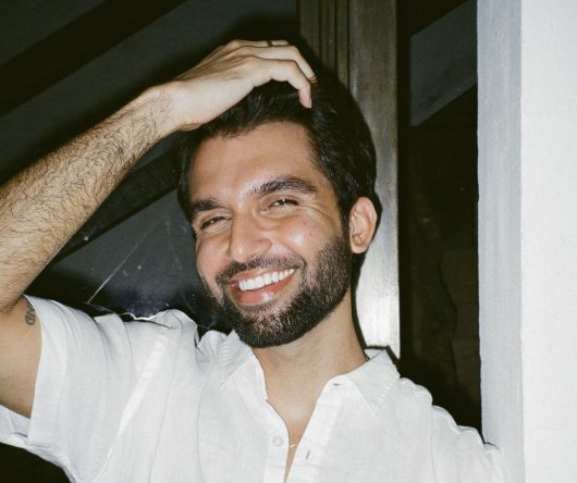 Silva em foto de divulgação para "A Coisa Mais Linda Que Existe" (Divulgação/Vitoria Leona)