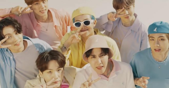 BTS em cena do clipe de "Dynamite" (Reprodução)