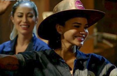 Jakelyne comemora vitória em prova de "A Fazenda" (Reprodução)