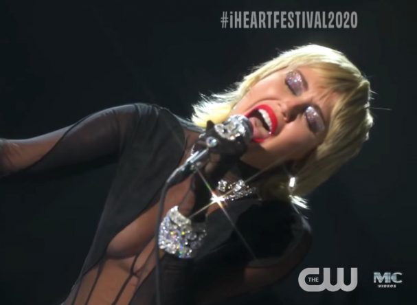 Miley durante apresentação no iHeartRadio Music Festival (Reprodução)