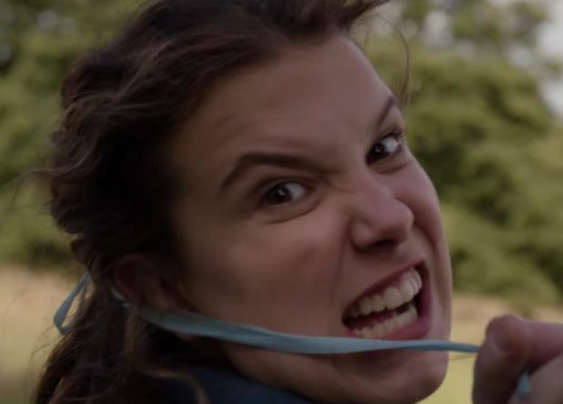 Millie Bobby Brown durante as gravações de "Enola Holmes" (Reprodução)
