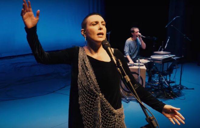 Adriana Calcanhotto durante o show "Margem", em 2019 (Foto: Reprodução)