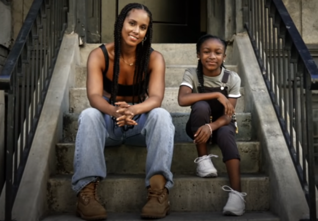 Alicia Keys e atriz mirim sentadas em uma escada (Foto: Reprodução)