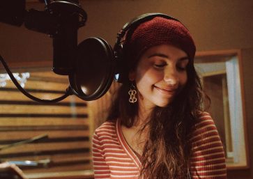 Alessia Cara em foto no estúdio (Reprodução)