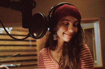 Alessia Cara em foto no estúdio (Reprodução)