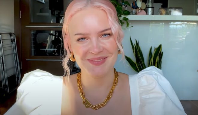 Anne-Marie para a revista Elle (Reprodução)