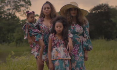 Beyoncé, sua mãe Tina, junto das filhas Blue e Rumi (Foto: Reprodução)