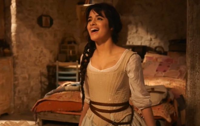 Camila Cabello em cena de "Cinderella" (Reprodução)