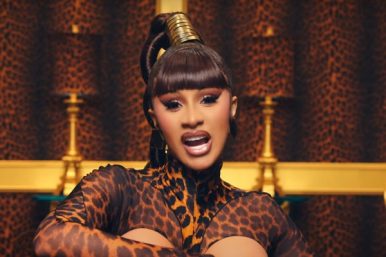 Cardi B no clipe de "WAP" (Reprodução)