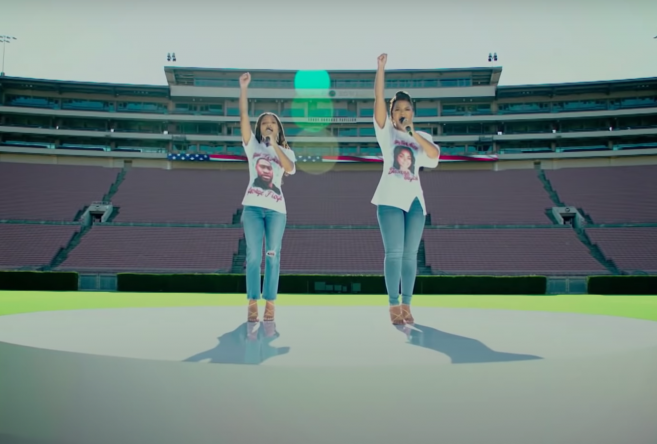 Chloe x Halle cantam hino em partida da NFL (Reprodução)