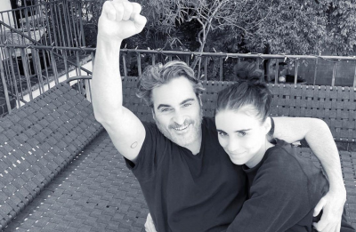 Joaquin Phoenix e Rooney Mara em foto publicada no Instagram (Reprodução)