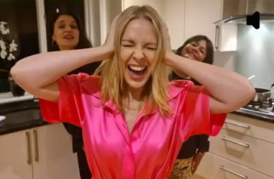 Jessie Ware e Kylie Minogue para o podcast "Table Manners" (Reprodução)