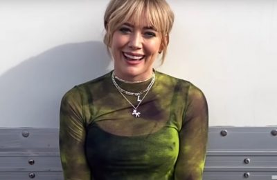 Hilary Duff no set da nova série de "Lizzie McGuire" (Reprodução)