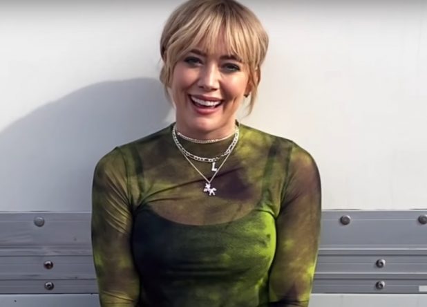 Hilary Duff no set da nova série de "Lizzie McGuire" (Reprodução)
