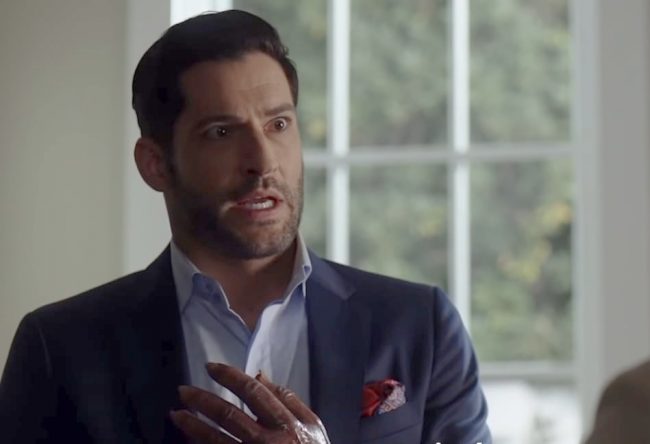 Tom Ellis durante gravações da 4ª temporada de "Lucifer" (Reprodução)