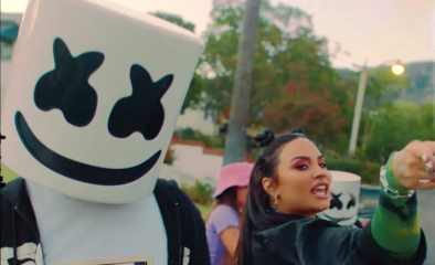 Demi Lovato e Marshmello em cena do clipe "OK Not To Be OK" (Reprodução)