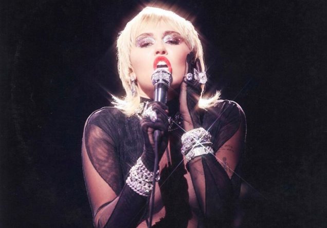 Miley Cyrus na capa de cover (Divulgação)