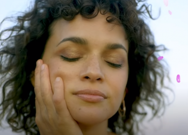 Norah em cena do clipe (Reprodução)