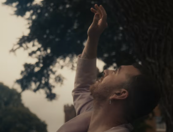 Sam Smith no trailer do álbum "Love Goes" (Reprodução)
