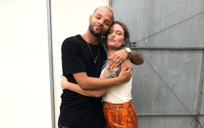 Zaac e Tove Lo abraçados (Divulgação)
